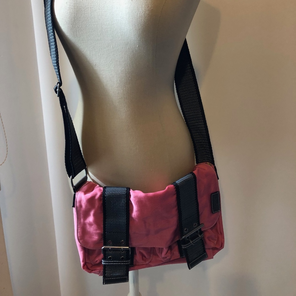 ESPRIT SOHO II PINK NYLON MESSENGER NWT -RARE